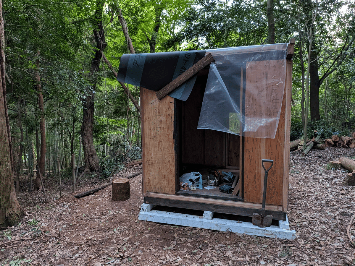 佐賀の林の中で組み立てているサウナ小屋